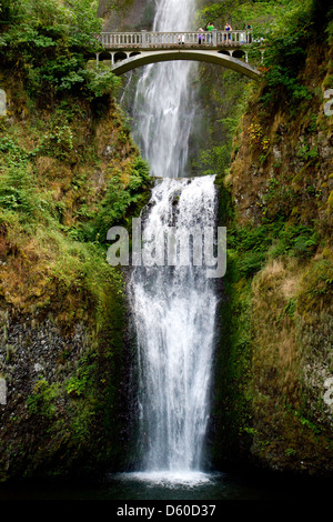 Multnomah Falls befindet sich auf dem Historic Columbia River Highway in der Nähe von Troutdale, Oregon, USA. Stockfoto