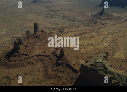 Luftaufnahme, Blick nach Süden zu großen indischen Butte, Saddleback Mesa und Schloss Butte steigt braun Stock Monument Valley, Utah, USA Stockfoto