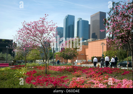 Geschäftsleute, vorbei an bunten Gärten in der Innenstadt von Los Angeles Stockfoto