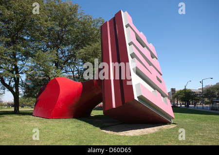 OLDENBURG/VAN BRUGGE KOSTENLOS STEMPEL WILLARD SKULPTURENPARK DOWNTOWN CLEVELAND OHIO USA Stockfoto