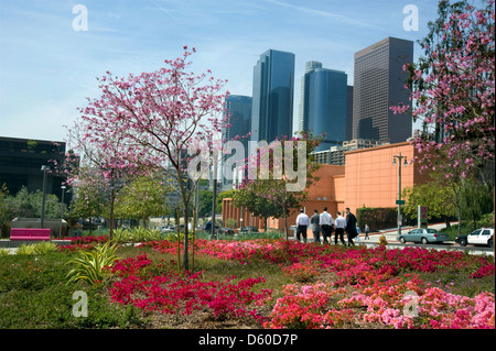 Geschäftsleute, vorbei an bunten Gärten in der Innenstadt von Los Angeles Stockfoto