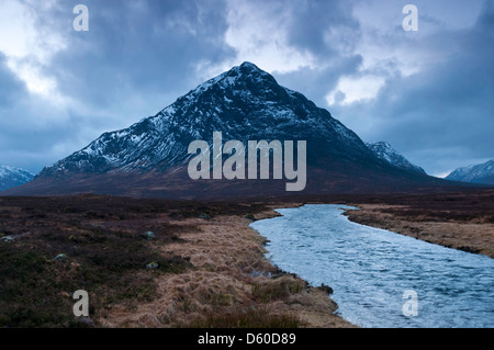 Blick hinunter den Fluß Etive in Richtung Buachaille Etive Mor Stockfoto