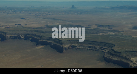 Luftaufnahme, Blick nach Süden zum El Capitan Felsen, ariden Landschaft geschichteten Felsen Oljato Mesa, Monument Valley, Utah, USA Stockfoto