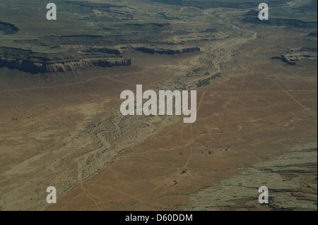 Luftaufnahme, Blick nach Süden zu Oljato Mesa, trocknen geflochtene Strömungskanal fließenden Boden Piute Bauernhöfen waschen, Monument Valley, Utah, USA Stockfoto