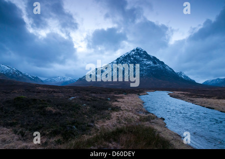 Blick hinunter den Fluß Etive in Richtung Buachaille Etive Mor und Glen Etive Stockfoto