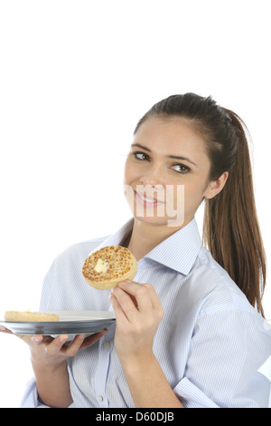 Sicher glückliche junge Frau, alleine essen Traditionelle englische Getoastet mit Butter bestrichenen Gipfeli, isoliert weißer Hintergrund, Freistellungspfad Stockfoto