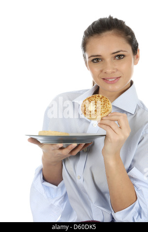 Sicher glückliche junge Frau, alleine essen Traditionelle englische Getoastet mit Butter bestrichenen Gipfeli, isoliert weißer Hintergrund, Freistellungspfad Stockfoto