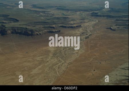 Luftaufnahme, in Richtung Oljato Mesa, trocknen geflochtene Stream Kanal Kreuzung ariden Talboden Piute Bauernhöfen waschen, Monument Valley, Utah Stockfoto