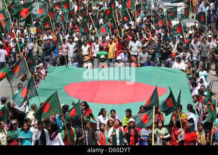 Dhaka, Bangladesch. April 8, 2013. Bangladeshi Demonstranten shout Slogans und Nationale Fahnen auf eine anti-strike Rally während einer bundesweiten Streik am 8. April 2013, die von Islamisten in Dhaka. Islamistische organistaion, Hefajat-e-Islam einen landesweiten Streik zu drücken, um die nationalen Parlamente eine blasphmey Rechtswissenschaften an der Verfolgung der Blogger beschuldigt, beleidigt den Islam und den Propheten Mohammed in der mehrheitlich muslimischen Landes zu erlassen. Stockfoto