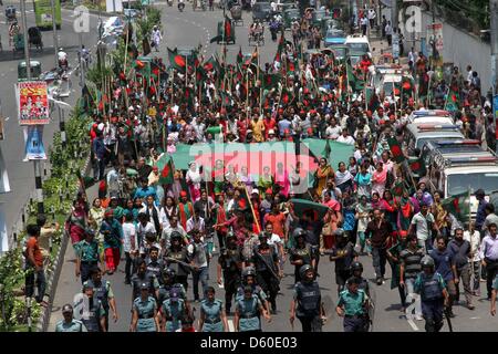 Dhaka, Bangladesch. April 8, 2013. Bangladeshi Demonstranten shout Slogans und Nationale Fahnen auf eine anti-strike Rally während einer bundesweiten Streik am 8. April 2013, die von Islamisten in Dhaka. Islamistische organistaion, Hefajat-e-Islam einen landesweiten Streik zu drücken, um die nationalen Parlamente eine blasphmey Rechtswissenschaften an der Verfolgung der Blogger beschuldigt, beleidigt den Islam und den Propheten Mohammed in der mehrheitlich muslimischen Landes zu erlassen. Stockfoto