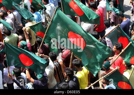 Dhaka, Bangladesch. April 8, 2013. Bangladeshi Demonstranten shout Slogans und Nationale Fahnen auf eine anti-strike Rally während einer bundesweiten Streik am 8. April 2013, die von Islamisten in Dhaka. Islamistische organistaion, Hefajat-e-Islam einen landesweiten Streik zu drücken, um die nationalen Parlamente eine blasphmey Rechtswissenschaften an der Verfolgung der Blogger beschuldigt, beleidigt den Islam und den Propheten Mohammed in der mehrheitlich muslimischen Landes zu erlassen. Stockfoto