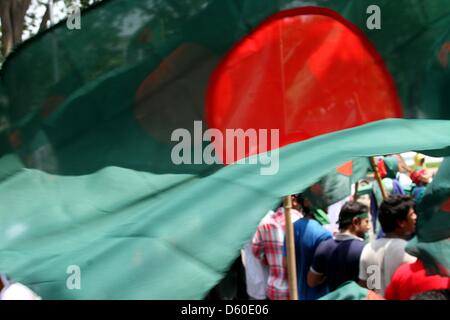 Dhaka, Bangladesch. April 8, 2013. Bangladeshi Demonstranten shout Slogans und Nationale Fahnen auf eine anti-strike Rally während einer bundesweiten Streik am 8. April 2013, die von Islamisten in Dhaka. Islamistische organistaion, Hefajat-e-Islam einen landesweiten Streik zu drücken, um die nationalen Parlamente eine blasphmey Rechtswissenschaften an der Verfolgung der Blogger beschuldigt, beleidigt den Islam und den Propheten Mohammed in der mehrheitlich muslimischen Landes zu erlassen. Stockfoto