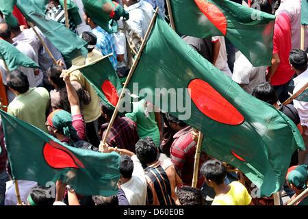 Dhaka, Bangladesch. April 8, 2013. Bangladeshi Demonstranten shout Slogans und Nationale Fahnen auf eine anti-strike Rally während einer bundesweiten Streik am 8. April 2013, die von Islamisten in Dhaka. Islamistische organistaion, Hefajat-e-Islam einen landesweiten Streik zu drücken, um die nationalen Parlamente eine blasphmey Rechtswissenschaften an der Verfolgung der Blogger beschuldigt, beleidigt den Islam und den Propheten Mohammed in der mehrheitlich muslimischen Landes zu erlassen. Stockfoto