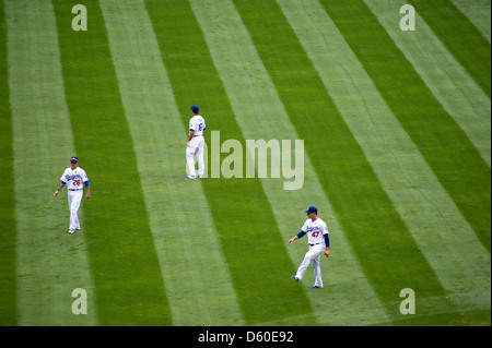 Los Angeles Schwindler Spieler Strecken im Outfield im Rahmen der Pre-game Konditionierung. Stockfoto
