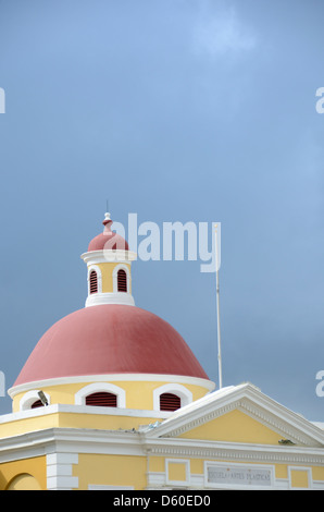 Dach der Escuela de Artes Plasticas, Schule für bildende Künste, San Juan Puerto Rico Stockfoto