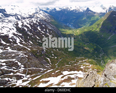 Ein Blick vom Berg Dalsnibba der windigen Straße auf den Gipfel von Geiranger, Norwegen Stockfoto