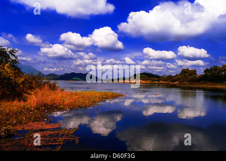 Herbst-See in der Nähe von Kambodscha. Ansicht aus Thailand. Stockfoto