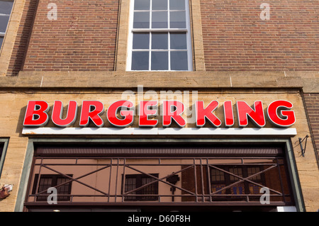 Blickte zu Burger King Schild über dem Eingang eines seiner UK-restaurants Stockfoto