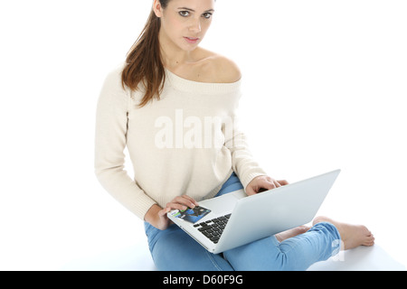 Junge Frau, Allein Auf Dem Boden Sitzend, Arbeitet Remote Von Ihrem Büro Mit Laptop Computer Nach Coronavirus Regierung Richtlinien Stockfoto