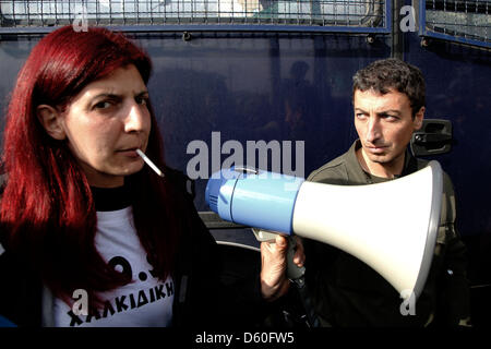 Thessaloniki, Griechenland. 10. April 2013. Demonstrant von Ierissos Dorf tragen Hemd, das "SOS Halkidiki" liest vor Bussen blockieren den Eingang zum Polizeipräsidium. Demonstranten aus Thessaloniki und das Dorf von Ierissos versammelten sich vor dem Polizeipräsidium in Thessaloniki, wo zwei Anwohner von Ierissos nach der Verhaftung über ihre angebliche Miteinbeziehung in einem Februar Brandanschlag auf der Goldmine-Installationen in der Nähe von Ierissos Dorf gehalten werden. Bildnachweis: Konstantinos Tsakalidis / Alamy Live News Stockfoto