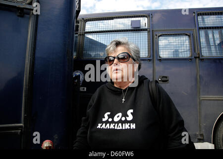 Thessaloniki, Griechenland. 10. April 2013. Demonstrant von Ierissos Dorf tragen Hemd, das "SOS Halkidiki" liest vor Bussen blockieren den Eingang zum Polizeipräsidium. Demonstranten aus Thessaloniki und das Dorf von Ierissos versammelten sich vor dem Polizeipräsidium in Thessaloniki, wo zwei Anwohner von Ierissos nach der Verhaftung über ihre angebliche Miteinbeziehung in einem Februar Brandanschlag auf der Goldmine-Installationen in der Nähe von Ierissos Dorf gehalten werden. Bildnachweis: Konstantinos Tsakalidis / Alamy Live News Stockfoto