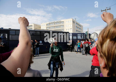 Thessaloniki, Griechenland. 10. April 2013. Demonstrant von Ierissos Dorf tragen t-Shirt, die "SOS Chalkidiki" liest, ruft Parolen vor Bussen blockieren den Eingang zum Polizeipräsidium. Demonstranten aus Thessaloniki und das Dorf von Ierissos versammelten sich vor dem Polizeipräsidium in Thessaloniki, wo zwei Anwohner von Ierissos nach der Verhaftung über ihre angebliche Miteinbeziehung in einem Februar Brandanschlag auf der Goldmine-Installationen in der Nähe von Ierissos Dorf gehalten werden. Bildnachweis: Konstantinos Tsakalidis / Alamy Live News Stockfoto