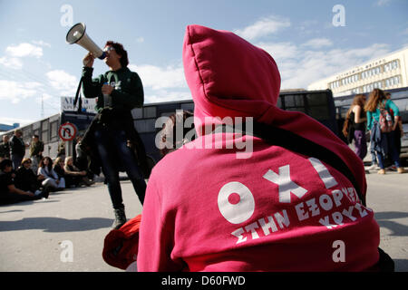 Thessaloniki, Griechenland. 10. April 2013. Demonstrant von Ierissos Dorf tragen t-Shirt, die "Nein zu den Goldminen" liest, ruft Parolen vor Bussen blockieren den Eingang zum Polizeipräsidium. Demonstranten aus Thessaloniki und das Dorf von Ierissos versammelten sich vor dem Polizeipräsidium in Thessaloniki, wo zwei Anwohner von Ierissos nach der Verhaftung über ihre angebliche Miteinbeziehung in einem Februar Brandanschlag auf der Goldmine-Installationen in der Nähe von Ierissos Dorf gehalten werden. Bildnachweis: Konstantinos Tsakalidis / Alamy Live News Stockfoto