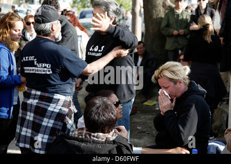 Thessaloniki, Griechenland. 10. April 2013. Ein Verwandter von einem Mann, der festgenommen wurde, reagiert vor dem Polizeipräsidium. Demonstranten aus Thessaloniki und das Dorf von Ierissos versammelten sich vor dem Polizeipräsidium in Thessaloniki, wo zwei Anwohner von Ierissos nach der Verhaftung über ihre angebliche Miteinbeziehung in einem Februar Brandanschlag auf der Goldmine-Installationen in der Nähe von Ierissos Dorf gehalten werden. Bildnachweis: Konstantinos Tsakalidis / Alamy Live News Stockfoto