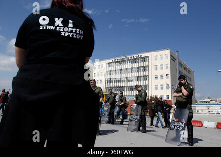 Thessaloniki, Griechenland. 10. April 2013. Demonstranten aus Thessaloniki und das Dorf von Ierissos versammelten sich vor dem Polizeipräsidium in Thessaloniki, wo zwei Anwohner von Ierissos nach der Verhaftung über ihre angebliche Miteinbeziehung in einem Februar Brandanschlag auf der Goldmine-Installationen in der Nähe von Ierissos Dorf gehalten werden. Bildnachweis: Konstantinos Tsakalidis / Alamy Live News Stockfoto