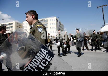 Thessaloniki, Griechenland. 10. April 2013. Riot-Polizisten blockieren den Eingang des Polizei-Hauptquartier in Thessaloniki. Demonstranten aus Thessaloniki und das Dorf von Ierissos versammelten sich vor dem Polizeipräsidium in Thessaloniki, wo zwei Anwohner von Ierissos nach der Verhaftung über ihre angebliche Miteinbeziehung in einem Februar Brandanschlag auf der Goldmine-Installationen in der Nähe von Ierissos Dorf gehalten werden. Bildnachweis: Konstantinos Tsakalidis / Alamy Live News Stockfoto