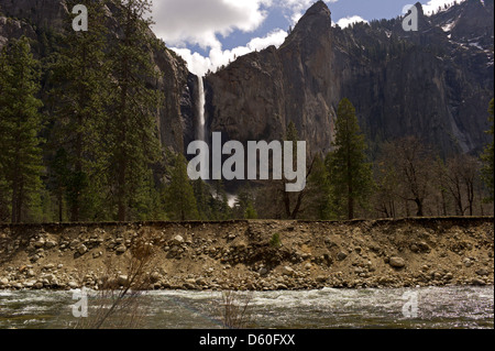 Bridalveil Fall gesehen vom Merced River im Yosemite Stockfoto