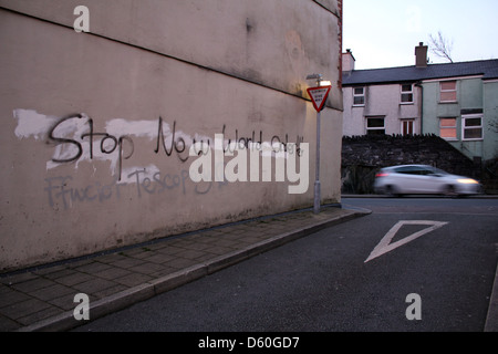 stoppen Sie neue Welt Ordnung Graffiti an Wand in Bethesda, Wales, Großbritannien, Stockfoto