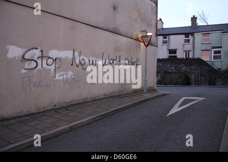 stoppen Sie neue Welt Ordnung Graffiti an Wand in Bethesda, Wales, Großbritannien, Stockfoto