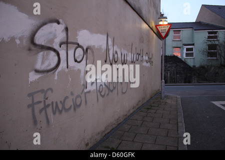 stoppen Sie neue Welt Ordnung Graffiti an Wand in Bethesda, Wales, Großbritannien, Stockfoto