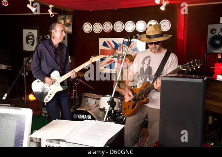 Englisch band Carbon Silicon in ihrem Proberaum North Acton, London, England, Vereinigtes Königreich. Stockfoto