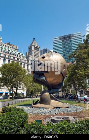 "Sphäre" Bronzeskulptur beschädigt während der Angriffe des World Trade Center, Battery Park, New York City, USA Stockfoto