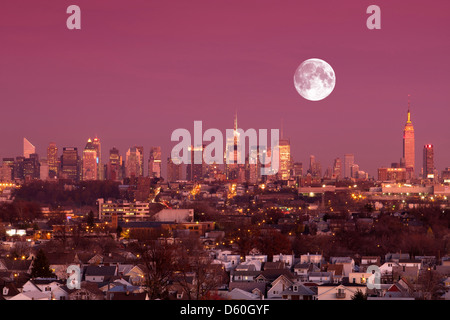 MIDTOWN SKYLINE MANHATTAN NEW YORK CITY USA VON WEEHAWKEN, NEW JERSEY USA Stockfoto