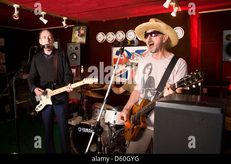 Englische Band carbon Silicon in ihrer Probe studio North Acton, London, England, Vereinigtes Königreich. Stockfoto