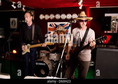 Englisch band Carbon Silicon in ihrem Proberaum North Acton, London, England, Vereinigtes Königreich. Stockfoto