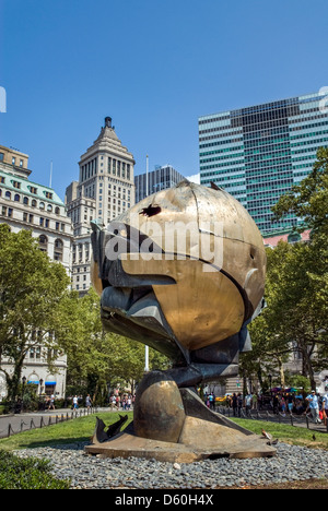 "Sphäre" Bronzeskulptur beschädigt während der Angriffe des World Trade Center, Battery Park, New York City, USA Stockfoto