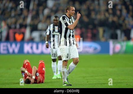 Turin, Italien. 10. April 2013. Giorgio Chiellini (R) von Juventus reagiert neben Mario Mandzukic (unten) von München in die UEFA Champions League Viertelfinale zweiten Bein Fußballspiel zwischen Juventus Turin und FC Bayern München Juventus Stadium in Turin, Italien, 10. April 2013. Foto: Andreas Gebert/Dpa +++(c) Dpa - Bildfunk ++ + / Alamy Live News Stockfoto