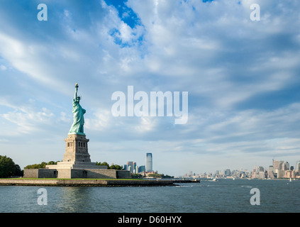 Freiheitsstatue, mit Skyline von New York City, New York, Vereinigte Staaten von Amerika, USA Stockfoto
