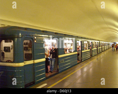 U-Bahn-Wagen ziehen in der Puschkinskaja-station,St.Petersburg Stockfoto