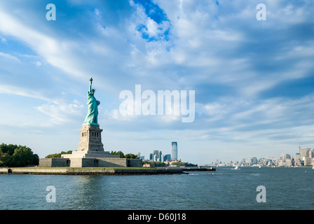 Freiheitsstatue mit Skyline von New York City, New York, Vereinigte Staaten von Amerika, USA Stockfoto