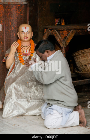 Ein Hindu Anhänger betet in einem Schrein an der Süd-Tür von der Jaggarnath-Tempel in Puri, Odisha, Indien Stockfoto