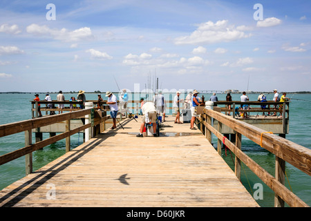 Die Fishing Pier auf Sanibel Island Florida bei allen Altersgruppen beliebt Stockfoto