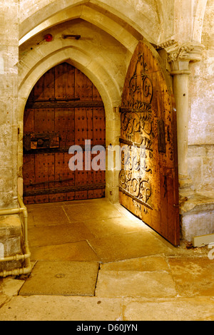 Alte Holztüren in der Unterkirche der Kathedrale von Wells, Somerset, England Stockfoto