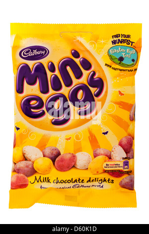 Ein Paket von Cadbury Mini Eiern auf weißem Hintergrund Stockfoto