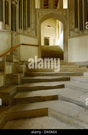 Stufen hinauf auf das Kapitelhaus und die Kettenbrücke, Kathedrale von Wells, Somerset, England Stockfoto