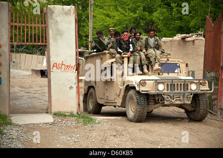 Afghanische Polizei kommen mit US Marine Special Operations Forces ihre Gehälter 9. April 2013 in der Provinz Helmand, Afghanistan zu erhalten. Stockfoto